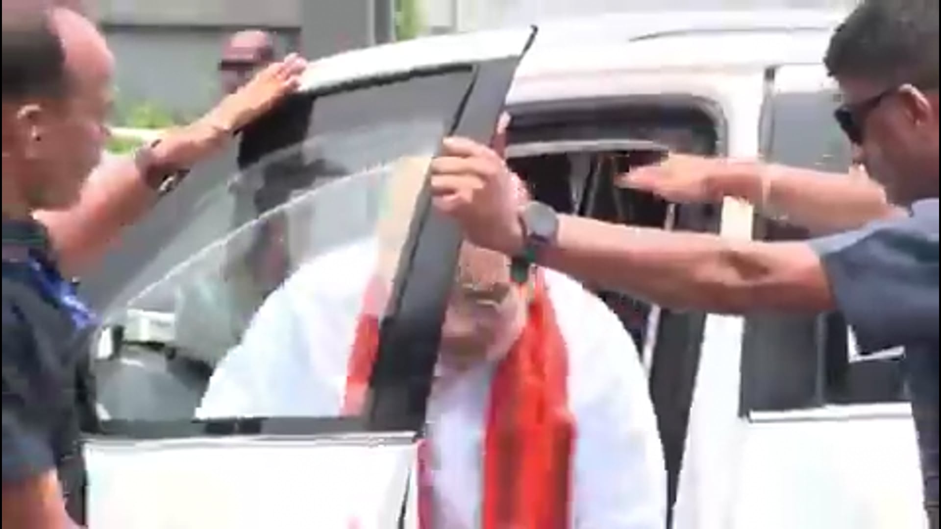 ➡️....भाजपा की प्रचंड जीत के बाद बंगाल पहुँचे गृहमंत्री अमित शाह…
आज भाजपा के जीते हुए विधायकों के साथ बैठक करेंगे, उसके बाद बंगाल के मुख्यमंत्री के नाम का औपचारिक ऐलान होगा…