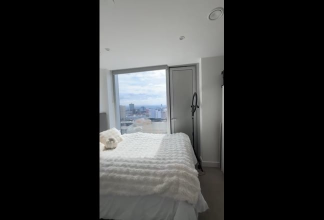 Double Room + Private Bathroom in Luxury Salford A Main Photo