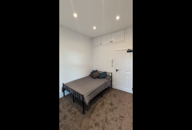 Double Ensuite Room for Couples – Ealing W5 Main Photo