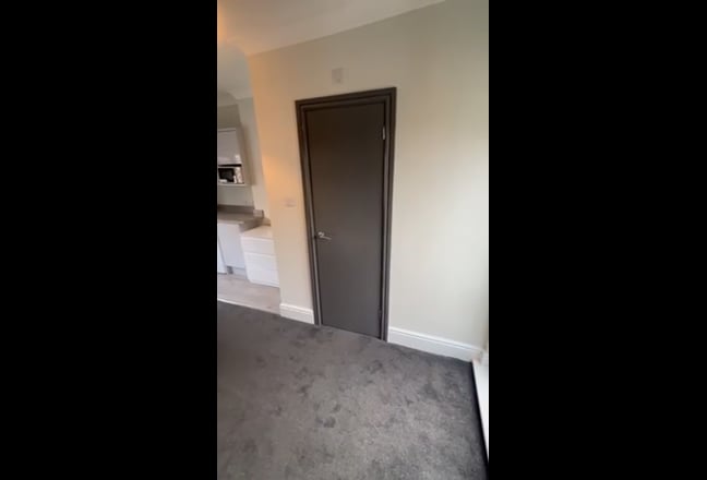 Last room in stunning house close to train station Main Photo