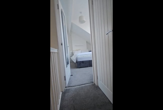 🏡 Bright Double Room with Private Toilet – Burley Main Photo