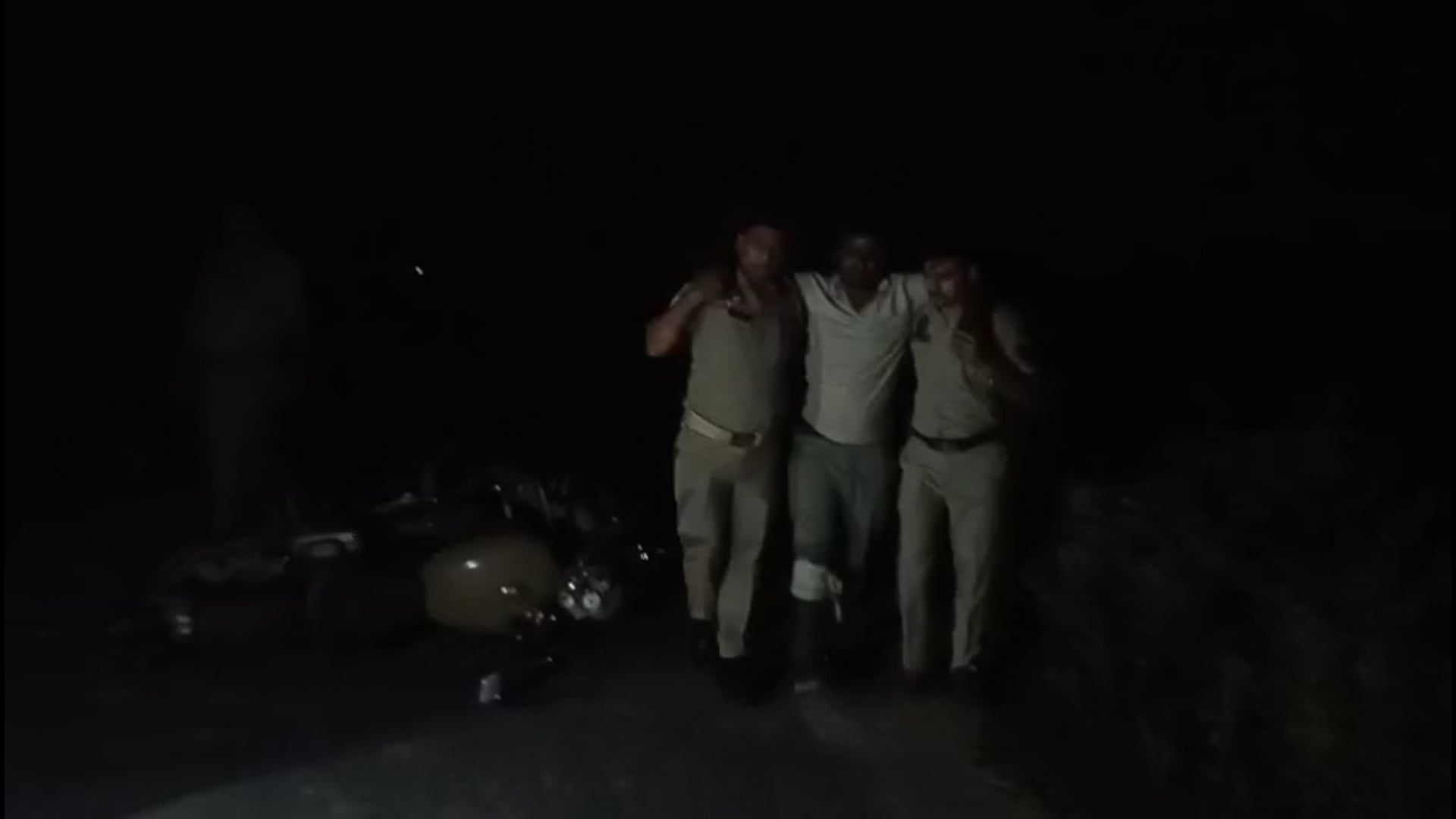 पत्नी के अवैध संबंध के शक में युवक को गोली मारने वाला अभियुक्त मुठभेड़ में गिरफ्तार
शाहजहाँपुर। थाना जलालाबाद पुलिस ने हत्या के प्रयास के मामले में वांछित एक अभियुक्त को पुलिस मुठभेड़ के दौरान गिरफ्तार कर लिया। आरोपी ने पुलिस टीम पर फायरिंग की, जिसमें एक सिपाही घायल हो गया, जबकि जवाबी कार्रवाई में आरोपी के पैर में गोली लगी।
पुलिस के अनुसार, वादी की तहरीर पर मु0अ0सं0 180/2026 धारा 109(1) बीएनएस के तहत मामला दर्ज किया गया था, जिसमें अज्ञात व्यक्ति द्वारा वादी के पुत्र को जान से मारने की नीयत से गोली मारने की घटना सामने आई थी। विवेचना के दौरान अवनीश सिंह निवासी ग्राम सैदपुर, थाना कांट का नाम प्रकाश में आय