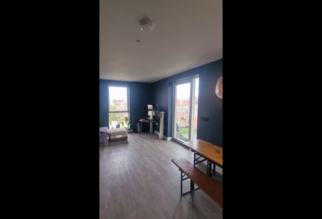 Double Room Available – Great Location Main Photo