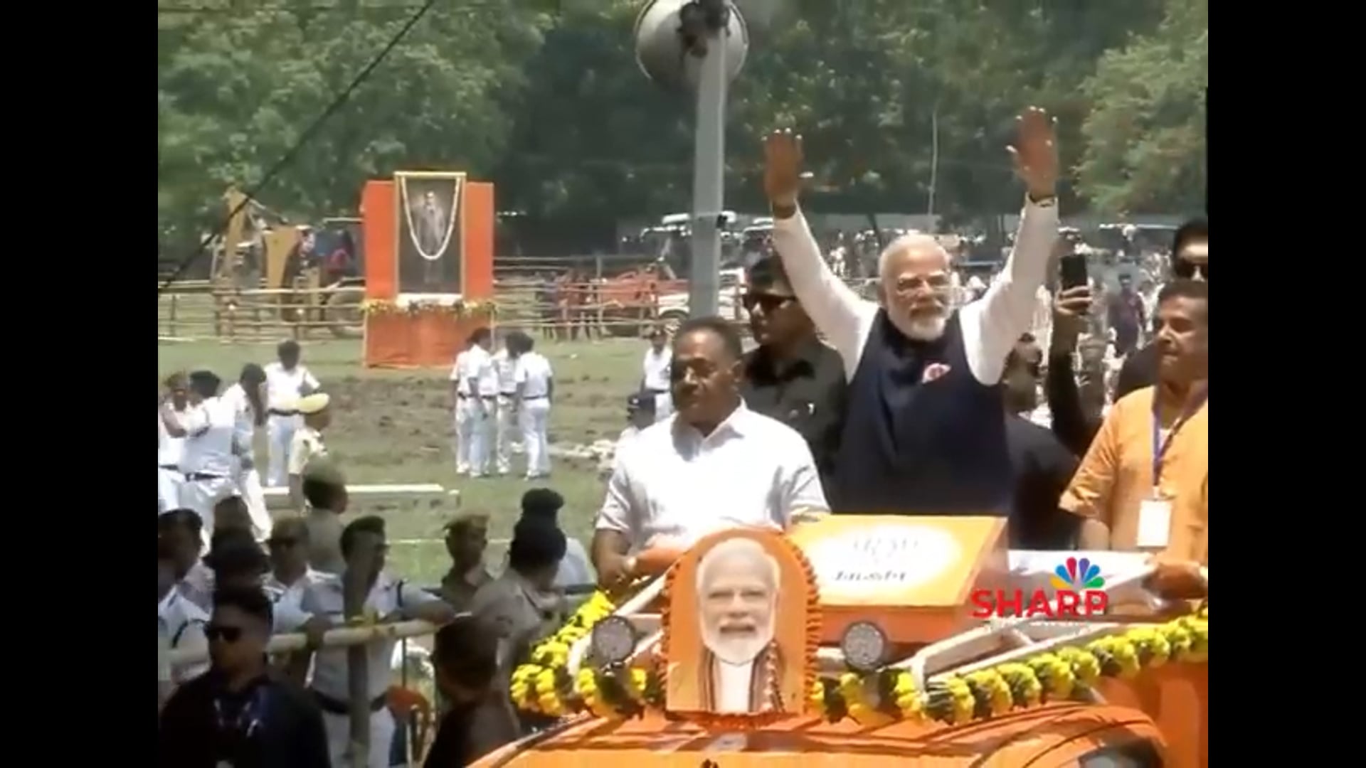 ▶️......प्रधानमंत्री नरेंद्र मोदी ब्रिगेड परेड ग्राउंड पहुंचे, जहां पश्चिम बंगाल में भाजपा सरकार का शपथ ग्रहण समारोह होने वाला है।
भाजपा नेता सुवेंदु अधिकारी पश्चिम बंगाल के मुख्यमंत्री के तौर पर शपथ लेंगे। part 1