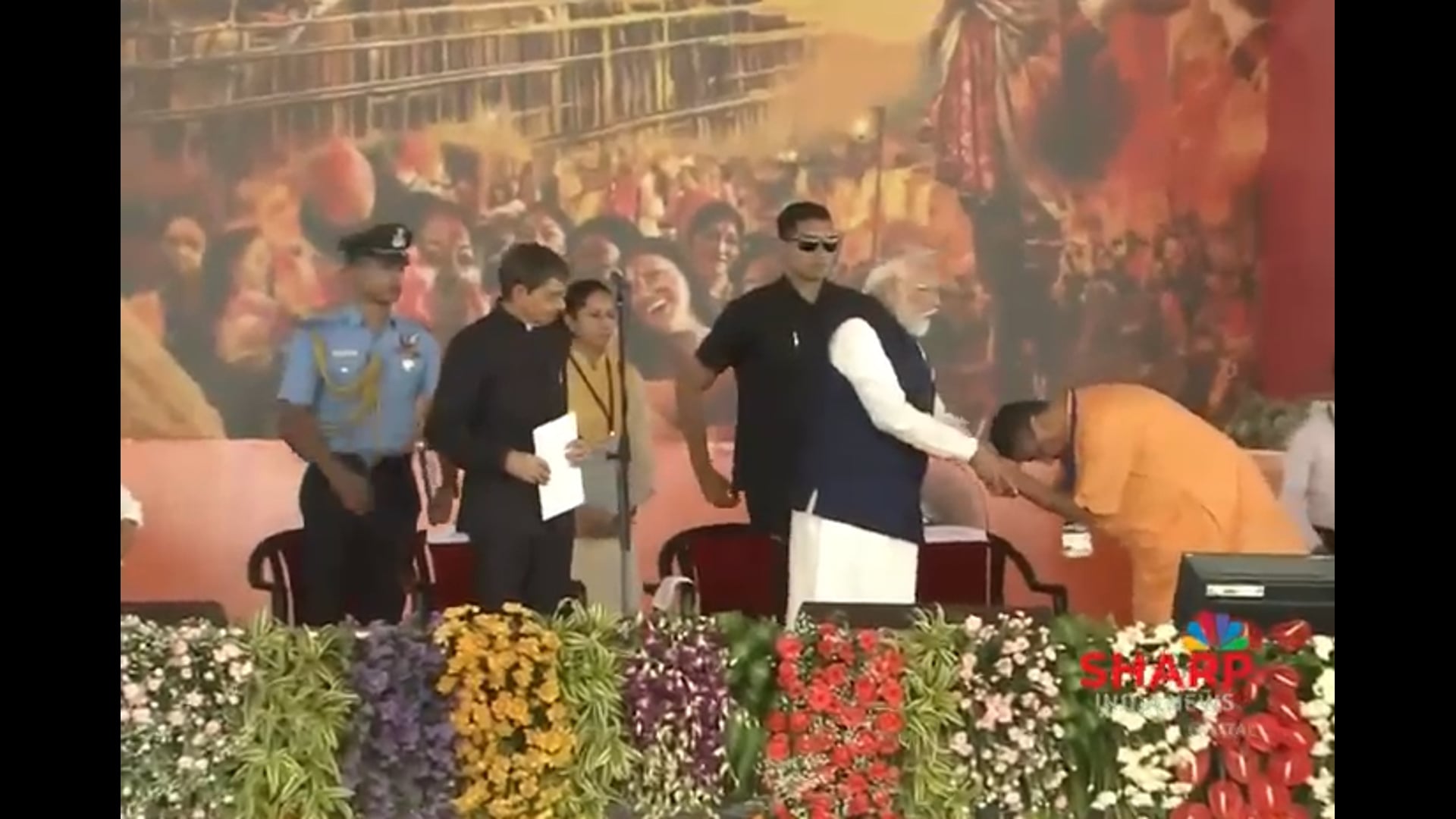 ▶️......प्रधानमंत्री नरेंद्र मोदी ब्रिगेड परेड ग्राउंड पहुंचे, जहां पश्चिम बंगाल में भाजपा सरकार का शपथ ग्रहण समारोह होने वाला है।
भाजपा नेता सुवेंदु अधिकारी पश्चिम बंगाल के मुख्यमंत्री के तौर पर शपथ लेंगे। part 2