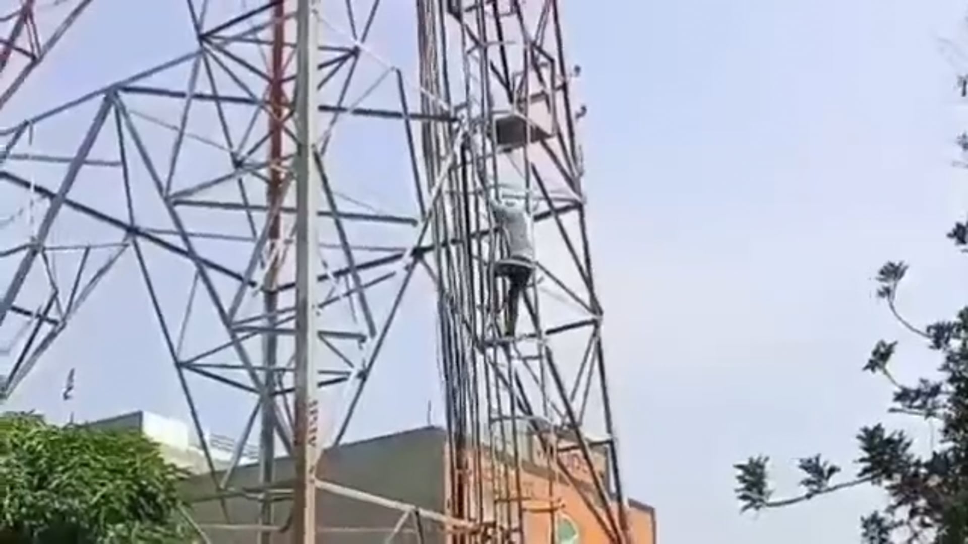 भाभी के मुकदमे से परेशान युवक टावर पर चढ़ा, दो घंटे बाद उतारा गया

शाहजहांपुर।चौक कोतवाली क्षेत्र में शनिवार सुबह एक युवक अपनी भाभी द्वारा दर्ज कराए गए मुकदमे से परेशान होकर मोबाइल टावर पर चढ़ गया। युवक कौशल ने आरोप लगाया कि भाभी ने उस पर झूठा मुकदमा दर्ज कराया, जिससे उसकी शादी टूट गई। उसने मुकदमा वापस लेने और शादी कराने की मांग की। सूचना पर चौक व सेहरामऊ दक्षिणी थाना पुलिस मौके पर पहुंची। करीब दो घंटे की मशक्कत और समझाने के बाद युवक को सुरक्षित नीचे उतारा गया। पुलिस के मुताबिक, कौशल की भाभी ने उस पर शादी का झांसा देकर शारीरिक संबंध बनाने का आरोप लगाते हुए एफआईआर दर्ज कराई थी। टावर से उतारने के बाद पुलिस उसे अपने साथ थाने ले गई।l