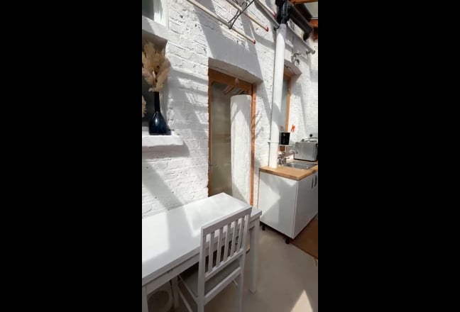 1-bed flat with separate entrance Main Photo