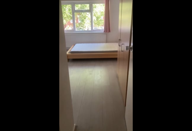 Large double room. Garden, Wifi, Bills, Cleaner.   Main Photo