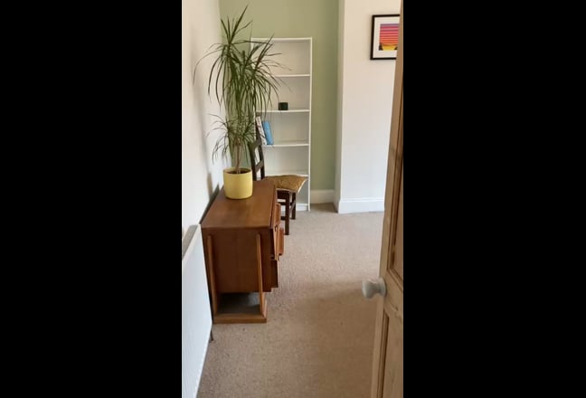 Large, bright, furnished double room Main Photo