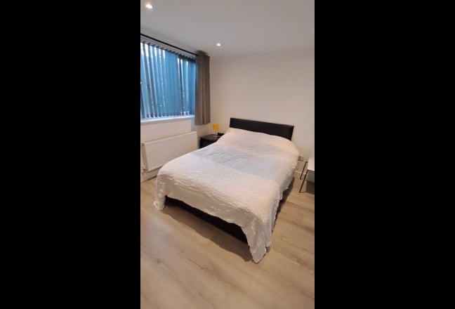 Modern Ensuite Studio Flat Main Photo