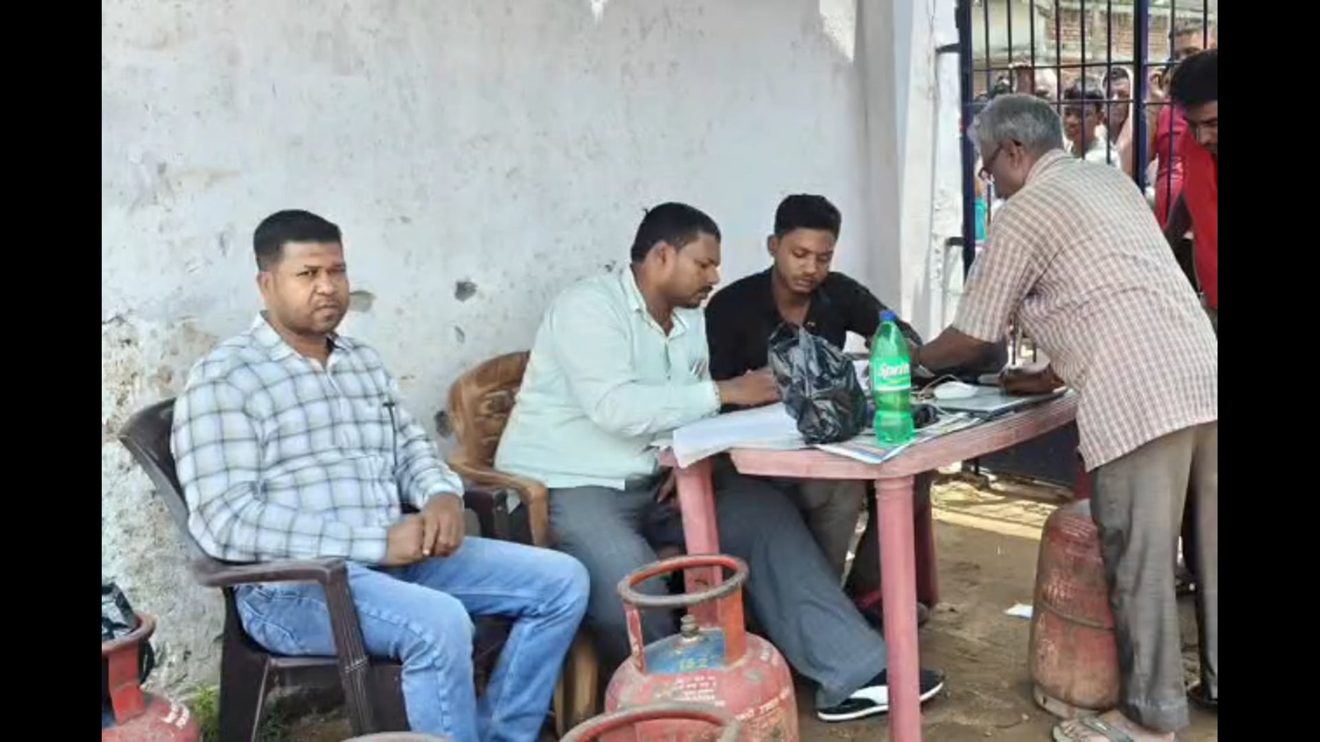 उपभोक्ताओं को राहत देने मैदान में उतारा प्रशासन, गैस एजेंसियों पर कड़ी निगरानी
