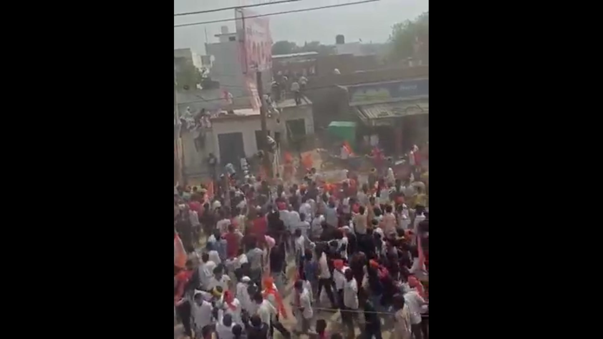 ▶️.....हापुड़: भयंकर बवाल...*
  महाराणा प्रताप की जयंती पर शोभा यात्रा निकल रही थी. इसी दौरान जमकर पथराव और तोड़फोड़ हुआ....
  पुलिस के मुताबिक, शोभा यात्रा में शामिल कुछ लोग गुटखा खरीदने एक दुकान पर गए, यहीं विवाद हुआ, फिर बवाल बढ़ गया...