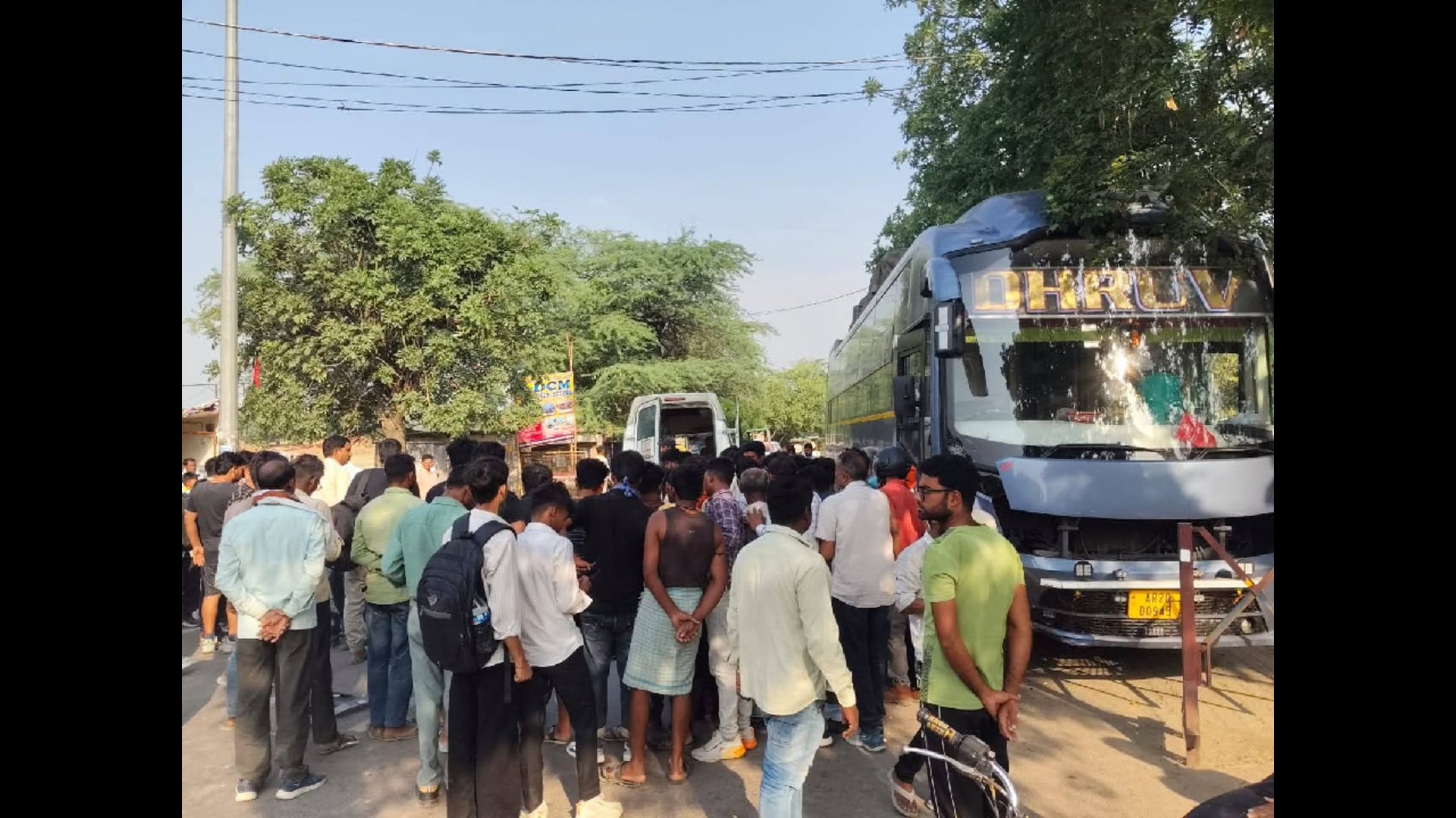 वॉल्वो बस ने स्कूटी सवार दंपत्ति को कुचला,पत्नी की मौके पर मौत #एक्सीडेंट 