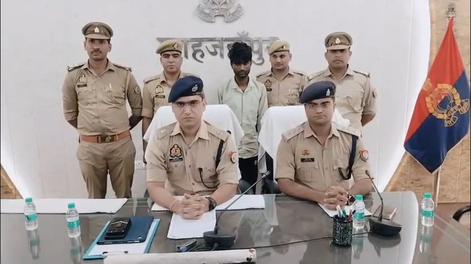 बरामदगी –
आला कत्ल एक अदद लोहे का पाइप
पूछताछ का विवरण –
अभियुक्त ने पूछताछ में बताया कि वह एक युवती से प्रेम करता था और उससे विवाह करना चाहता था। इसी दौरान मृतक हरिओम द्वारा उसकी प्रेमिका से बातचीत की जाने लगी, जिससे वह आक्रोशित हो गया।
दिनांक 07.05.2026 को अभियुक्त ने मृतक को बातचीत के बहाने गुरूराज सिंह के यूकेलिप्टिस के बाग में बुलाया। वहां दोनों के बीच विवाद हुआ, जिसके बाद अभियुक्त ने लोहे की पाइप से मृतक के सिर पर कई वार कर उसकी हत्या कर दी और मौके से फरार हो गया।