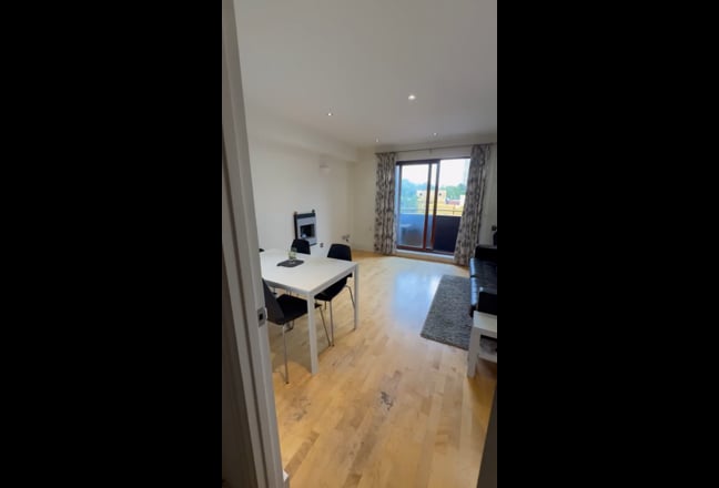 Thames Riverside Living — Your Urban Escape Awaits Main Photo