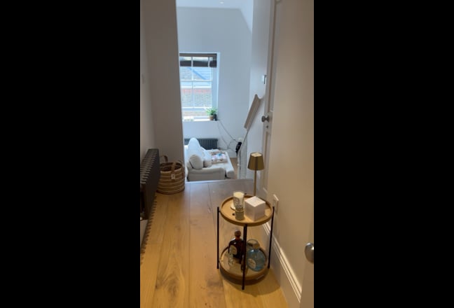 Spacious double bedroom with en-suite  Main Photo