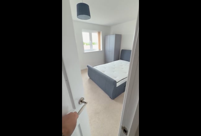 Large Double Bedroom With En-Suite  Main Photo