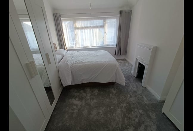 Modern Double Room – Bills Included, Elm Park Main Photo