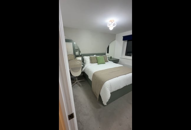 Large Double Bedroom - Looking for housemate Main Photo
