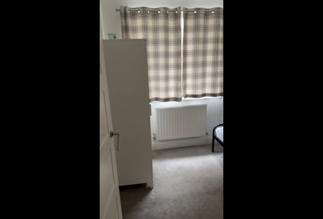 Single room available in clean house  Main Photo
