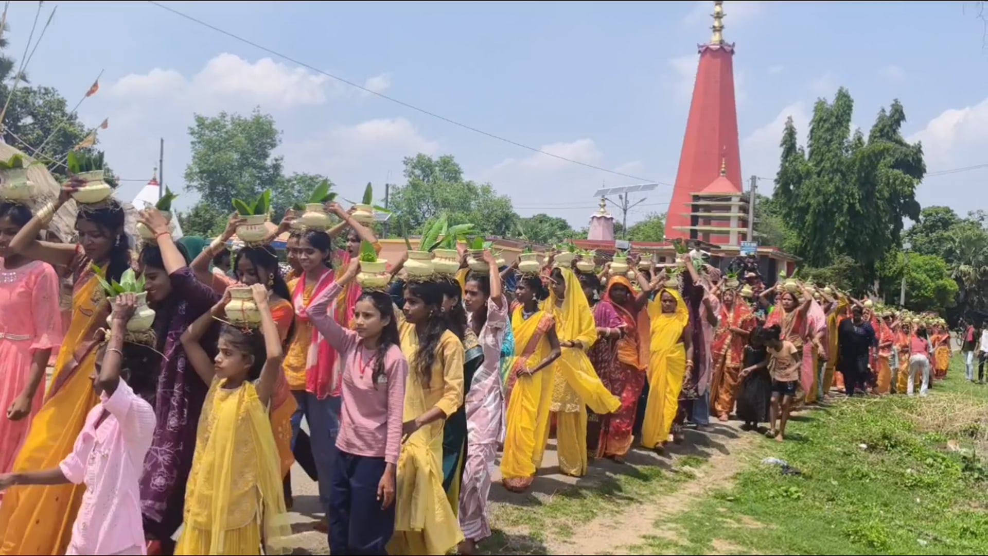 चपरी गांव में बजरंगबली की प्राण प्रतिष्ठा को लेकर निकाली गई भव्य कलश शोभायात्रा