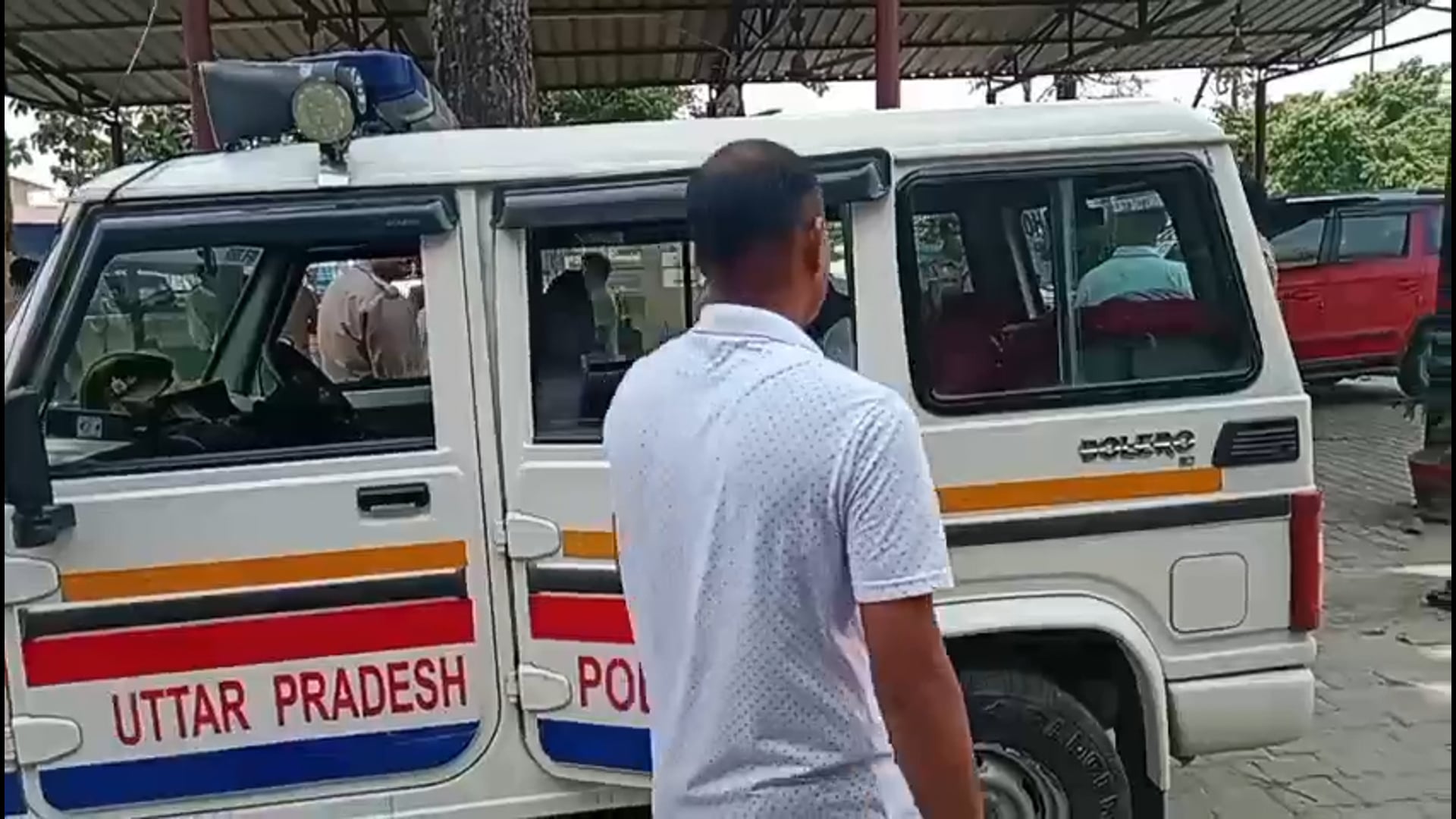 शाहजहाँपुर: थाना तिलहर पुलिस ने अपहरण, मारपीट और बंधक बनाने की घटना का सफल खुलासा करते हुए एक बाल अपचारी को अभिरक्षा में लिया है। पुलिस द्वारा उसे नियमानुसार किशोर न्याय बोर्ड के समक्ष प्रस्तुत किया जा रहा है और आगे की विधिक कार्रवाई जारी है।
पुलिस के अनुसार, ग्राम शेरापुर निवासी रामकिशोर ने अप्रैल माह में शिकायत दर्ज कराई थी कि कुछ लोगों ने उनके साथ गाली-गलौज और मारपीट की, फिर जबरन वाहन में बैठाकर उन्हें ले गए और बंधक बना लिया। मामले की जांच के दौरान पुलिस ने साक्ष्य जुटा