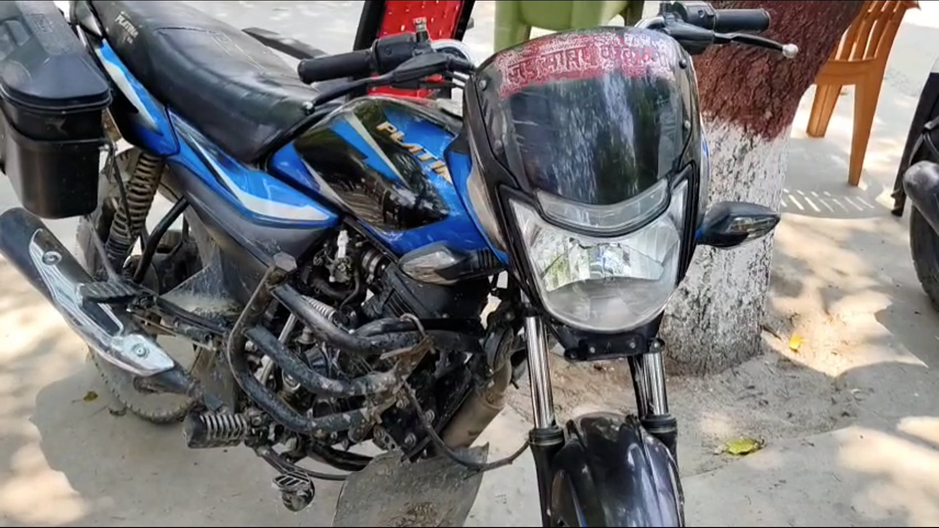 शराब के साथ बाइक जप्त, कारोबारी वार्ड सदस्य पति गिरफ्तार।