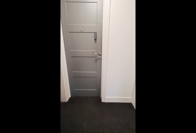 Modern Studio Flat with Ensuite & Kitchenette Main Photo