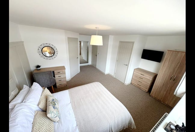 2 Bedrooms within Executive Professional Property Main Photo