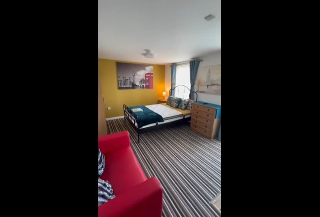 Hampton Centre - Immaculate Large Double Rooms Main Photo