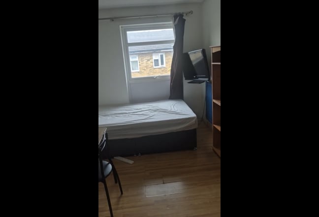 Bright Double Bedroom Main Photo