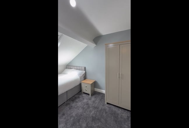 New Modern  Double Room Top Floor to Yourself Main Photo