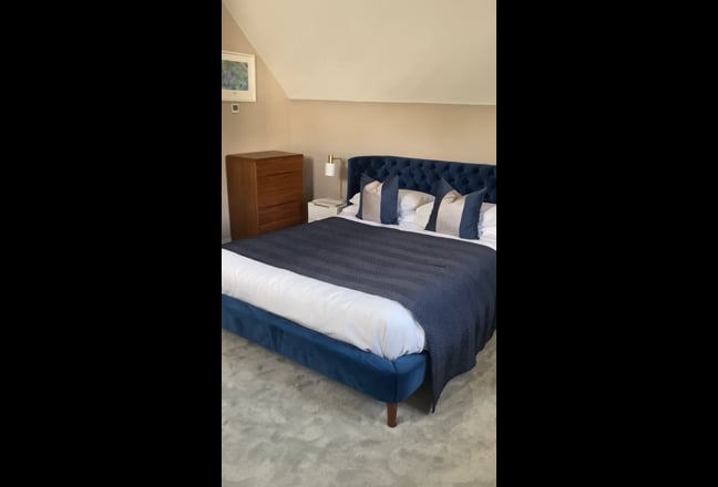 Stylish double bedroom in Bookham with shower room Main Photo