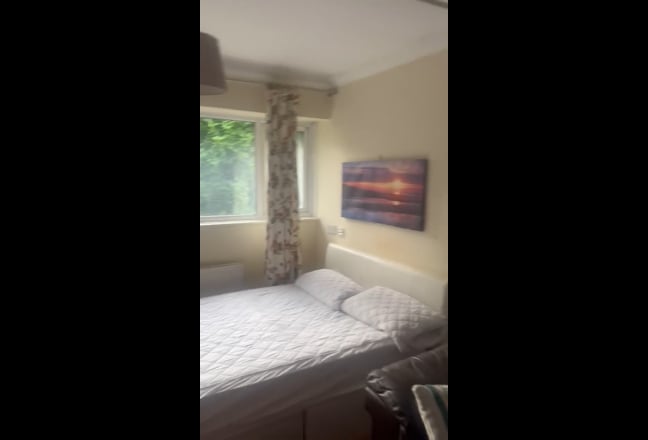 Extra  Large double room with parking Luton LU2 Main Photo