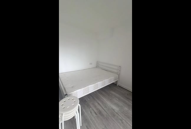 Zone 2, East London Flat Main Photo