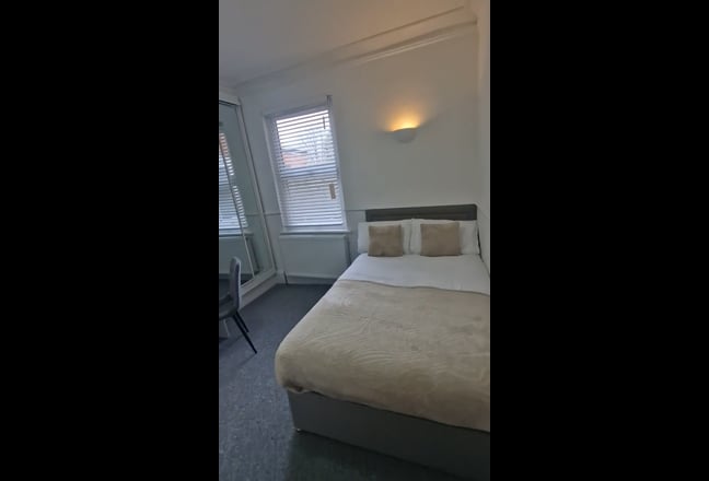 Large Double Room with Ensuite Main Photo