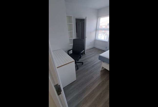 Lsrge Double Ensuite Room in Wood Green n22 5nb Main Photo
