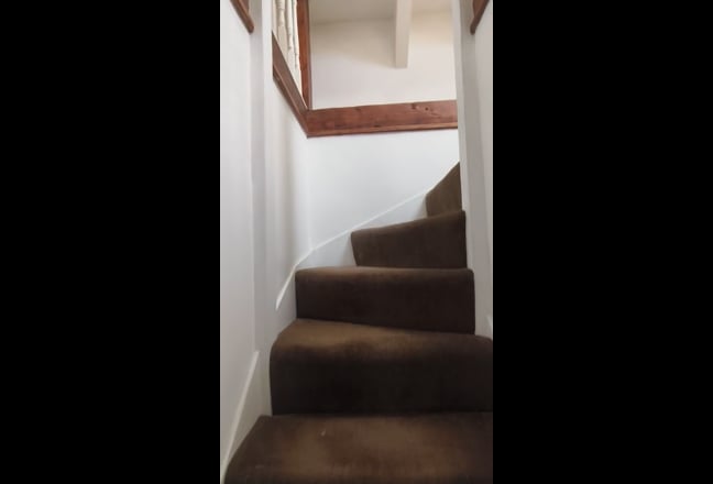 Refurbished spacious room with plenty of storage Main Photo