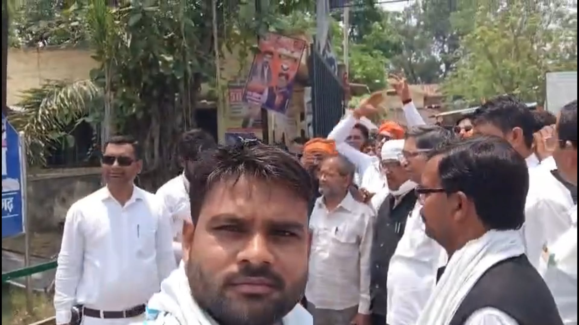 तहसीलदार कुंडा के खिलाफ अधिवक्ताओं का प्रदर्शन तहसील परिसर में जमकर नारे बाजी#latest_news 