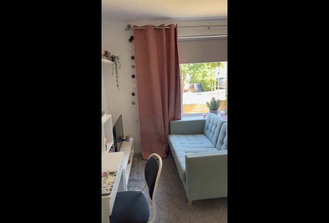 Big, Bright & Clean Double Room. Sunny Hill Main Photo