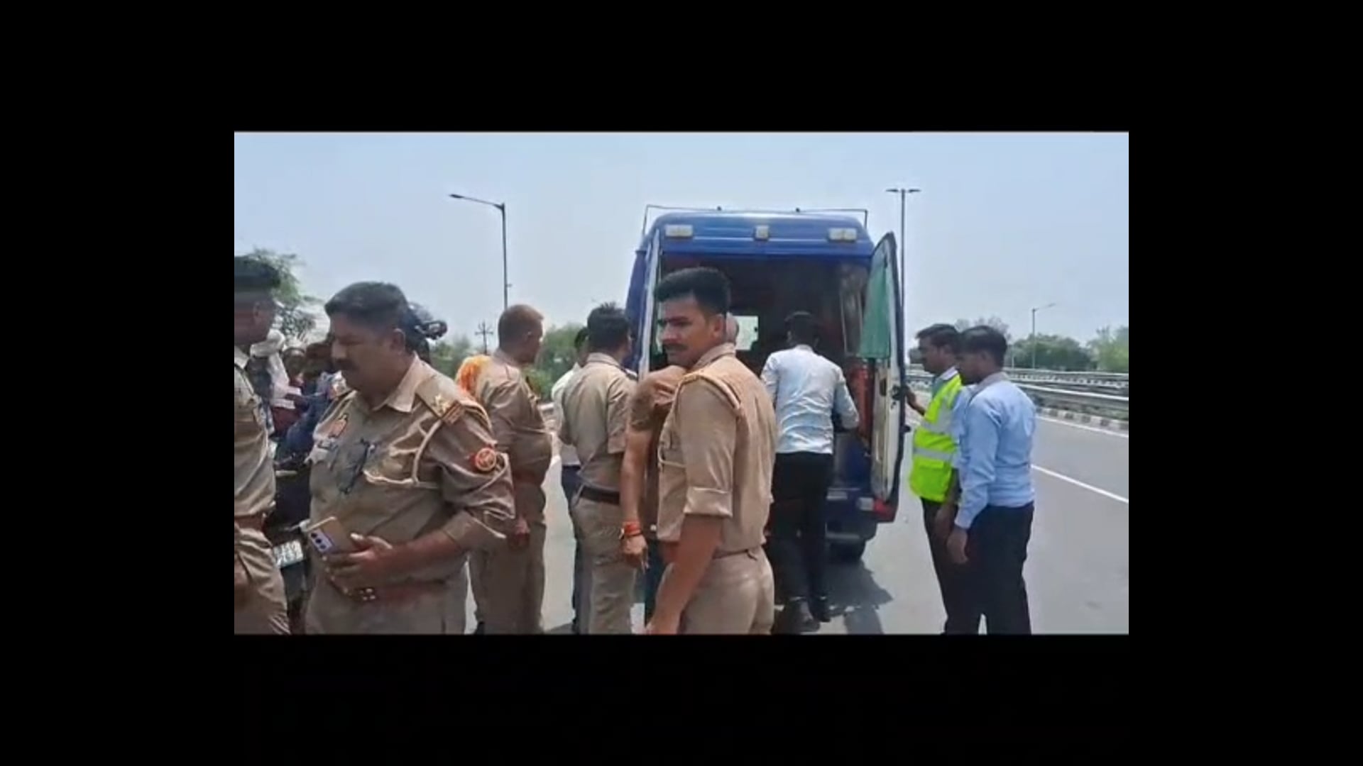 MANT-रैपुराजाट चौकी के पास दर्दनाक हादसा: अज्ञात वाहन की टक्कर से महिला की मौत, पति जिंदगी से जूझ रहा,,