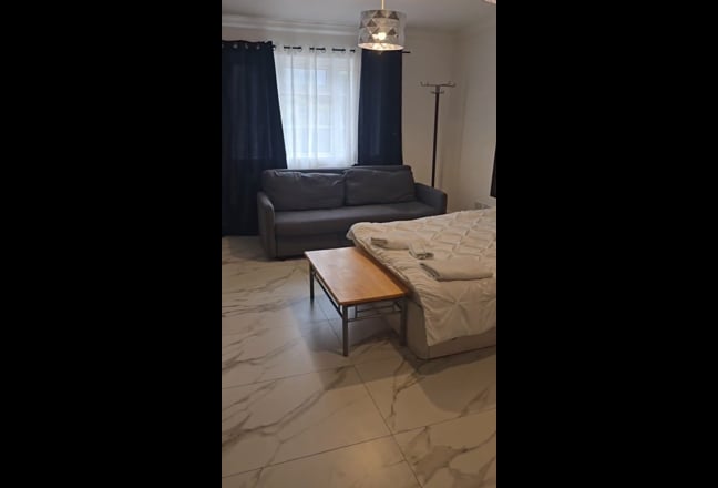 Large Studio Flat - self contained Main Photo