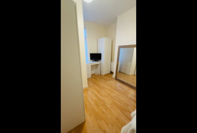 Large en suite for single female  Main Photo