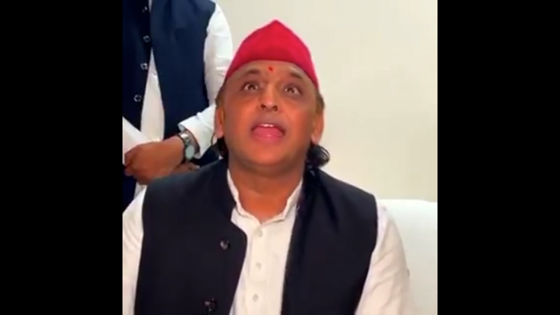 ▶️.....नीट का पेपर ही गड़बड़ा गया, जैसे हमारे देश की अर्थव्यवस्था गड़बड़ाई हुई है वैसे ही इनकी हर परीक्षा गड़बड़ाई हुई है।"

•⁠ अखिलेश यादव, प्रयागराज