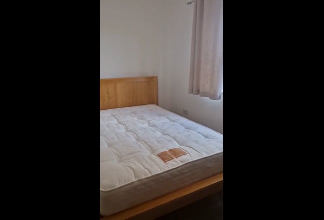 Double Room with Own Ensuite Nr Train Stn (307) Main Photo