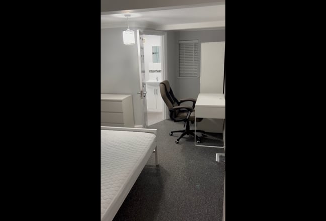 *En-Suite Double Furnished Room* Main Photo