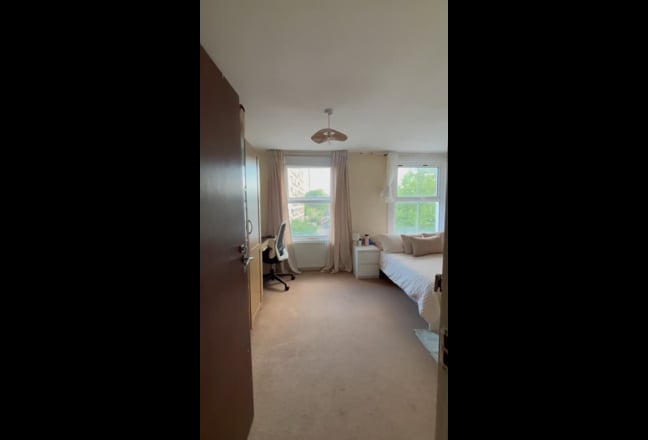 Master bedroom in a 3-bed maisonette Main Photo