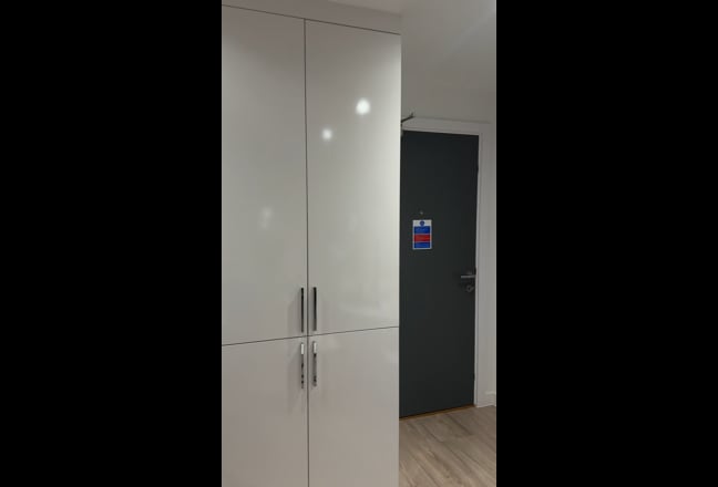 Modern room available in spacious apartment  Main Photo