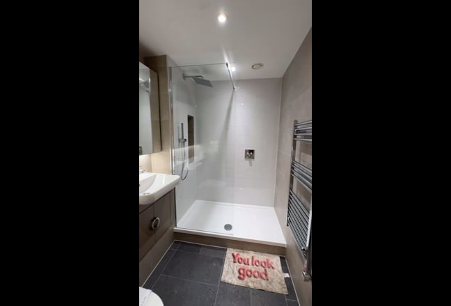 Bright & Spacious Room , balcony +transport Main Photo