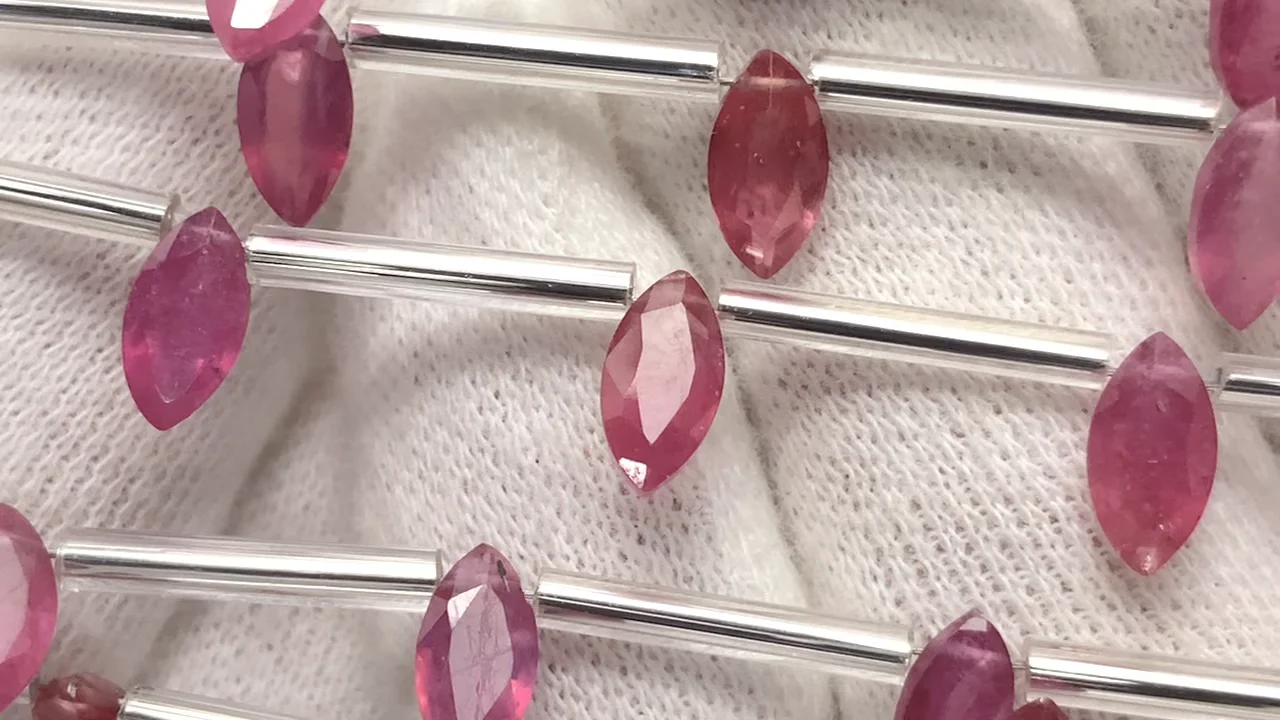 ルビー(ピンクサファイア) AA++ マーキス ファセットカット8×4mm 半連